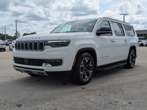 Used 2024 Jeep Wagoneer L Series III w/ Flexible Seating Group AWD/4WD image 8