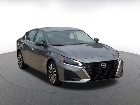 Used 2025 Nissan Altima 2.5 SV FWD image 3