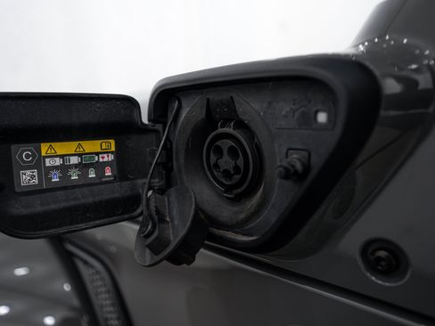 Used 2021 Jeep Wrangler Unlimited Sahara w/ Cold Weather Group AWD/4WD image 25
