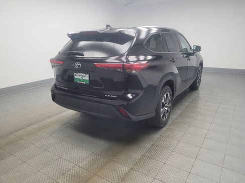 Used 2020 Toyota Highlander XLE AWD/4WD image 9