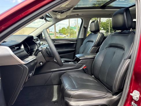 Used 2023 Jeep Grand Cherokee L Limited w/ Luxury Tech Group II AWD/4WD image 12