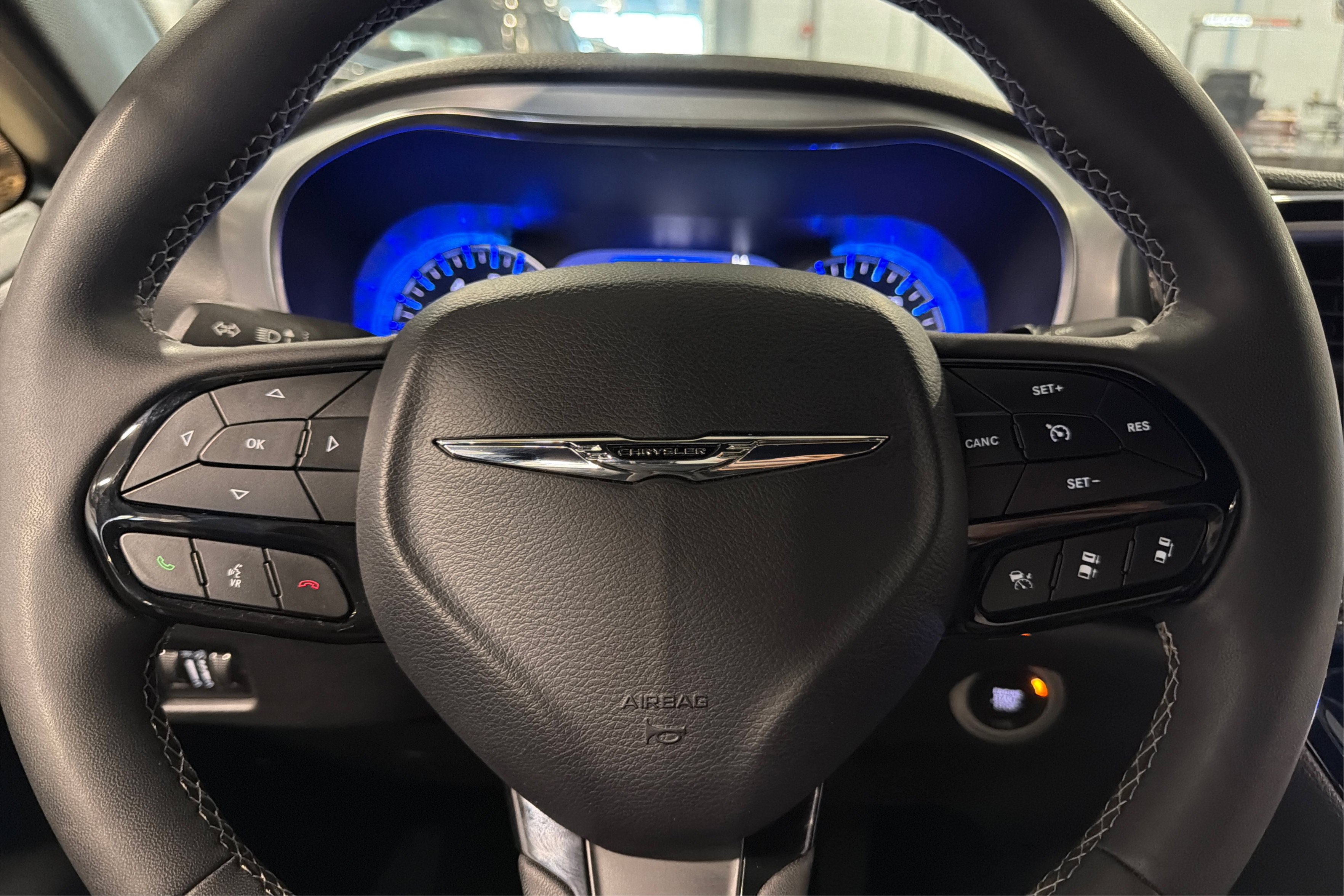 Used 2025 Chrysler Pacifica Limited FWD image 23