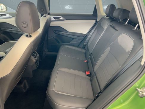 New 2026 Volkswagen Taos SE image 15