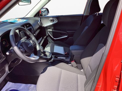 Used 2023 Kia Soul LX w/ LX Technology Package FWD image 11