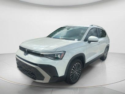 Used 2025 Volkswagen Taos SE w/ Panoramic Sunroof Package