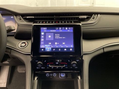 New 2025 Jeep Grand Cherokee Altitude image 10