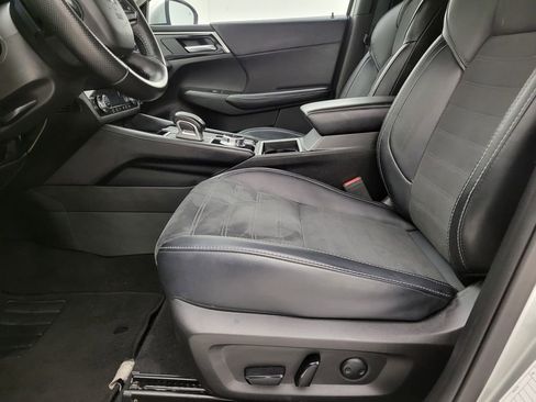 Used 2024 Mitsubishi Outlander FWD image 3