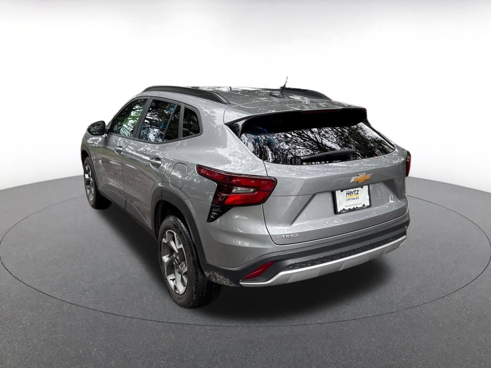 Used 2025 Chevrolet Trax LT FWD image 8