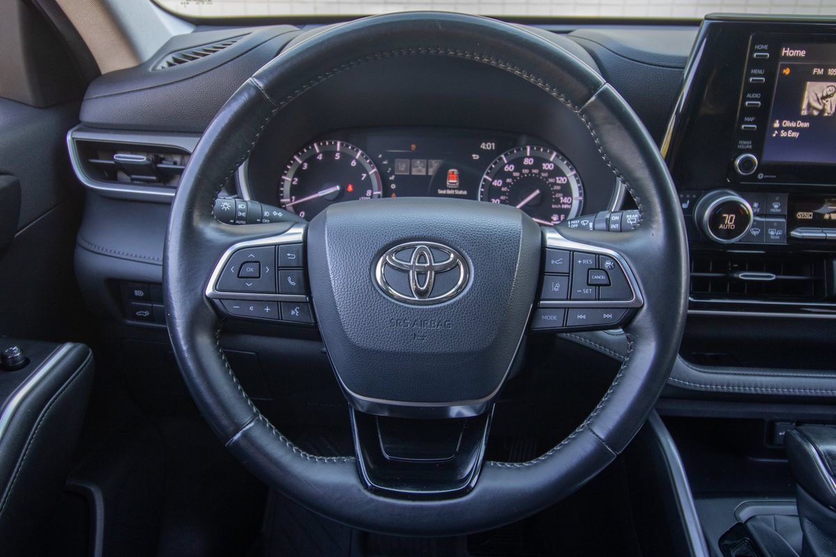Used 2020 Toyota Highlander XLE FWD image 35