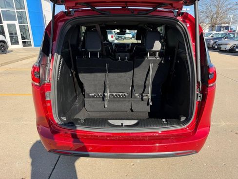Used 2025 Chrysler Pacifica Limited image 4