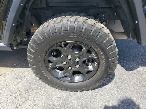 Used 2023 Jeep Gladiator Willys image 11