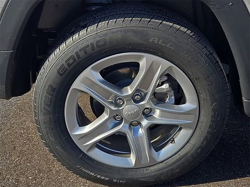 Used 2024 Jeep Compass Latitude image 7