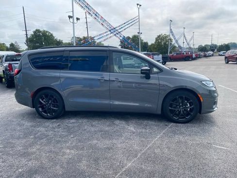 Used 2025 Chrysler Pacifica Limited FWD image 6