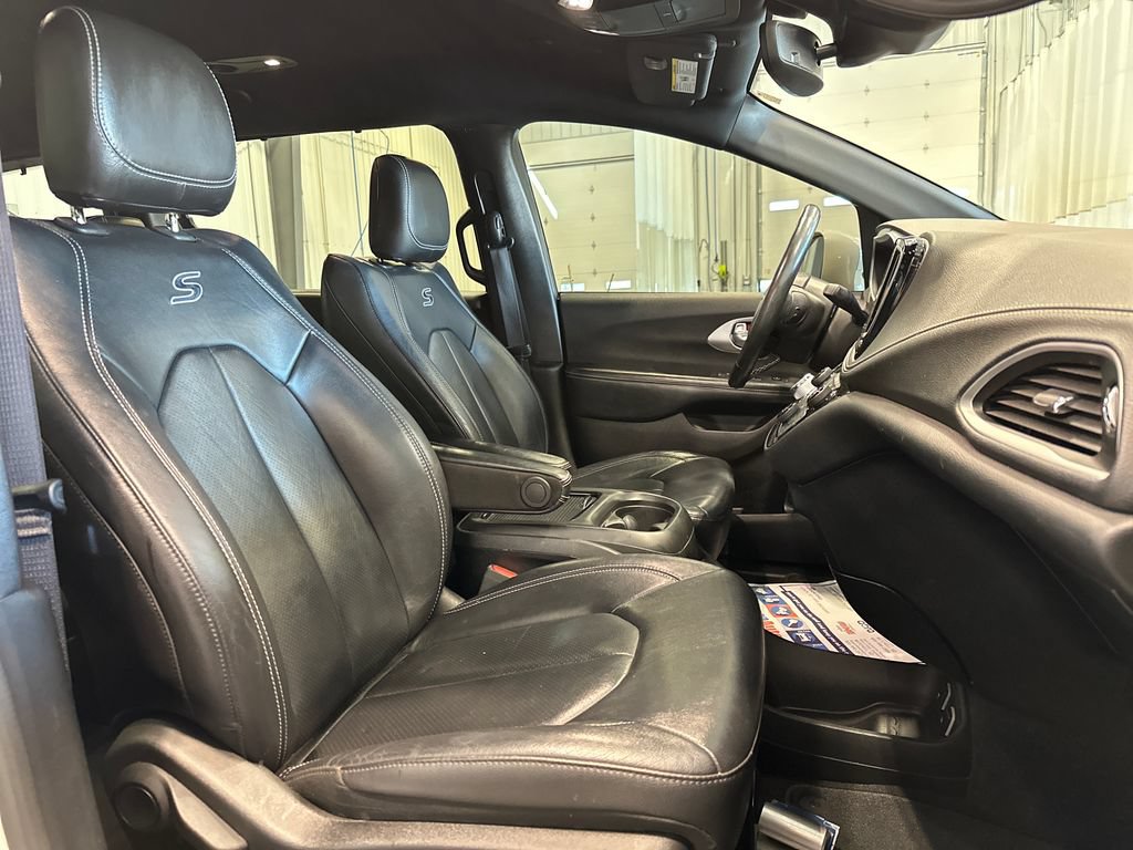 Used 2021 Chrysler Pacifica Touring-L w/ S Appearance Package AWD/4WD image 34