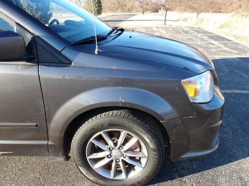 Used 2017 Dodge Grand Caravan SE image 28