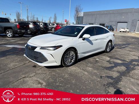 Used 2020 Toyota Avalon Limited image 2