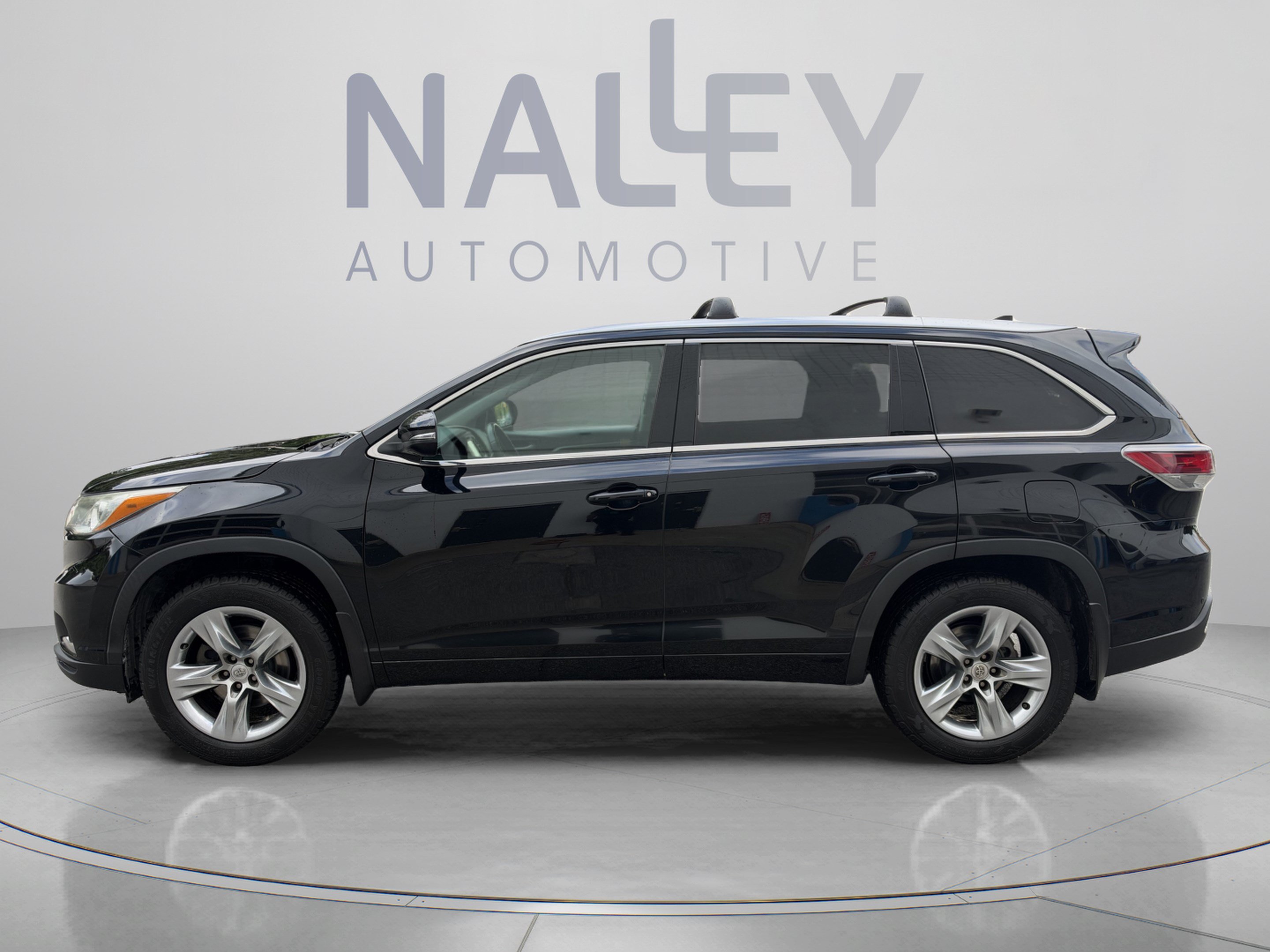 Used 2015 Toyota Highlander Limited w/ Driver Technology Package AWD/4WD image 2