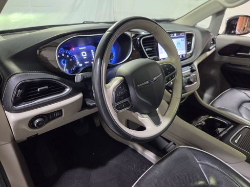 Used 2021 Chrysler Pacifica Limited AWD/4WD image 7