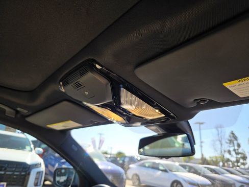 Used 2023 BMW 330i Sedan w/ Premium Package image 12