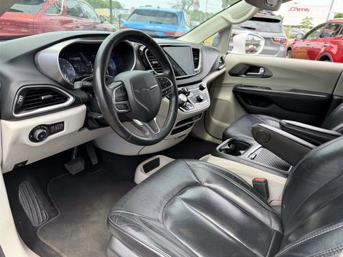 Used 2022 Chrysler Pacifica Touring-L FWD image 11