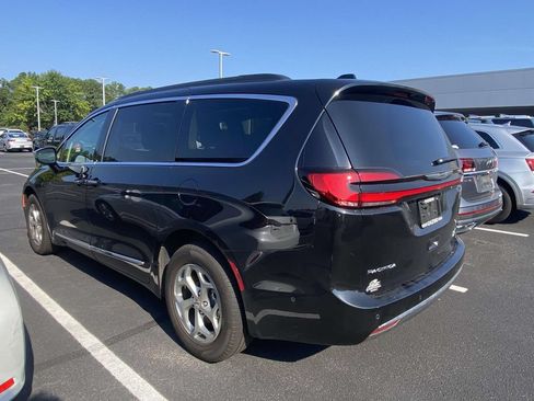 Used 2023 Chrysler Pacifica Limited AWD/4WD image 5