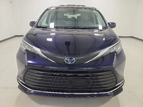 Certified 2021 Toyota Sienna XLE FWD image 3