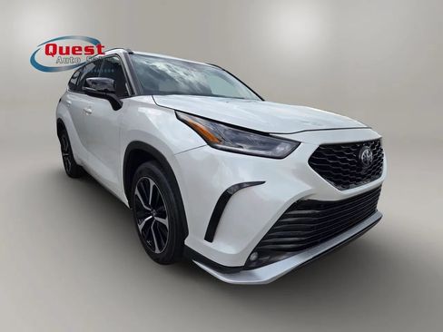 Used 2021 Toyota Highlander XSE AWD/4WD image 2