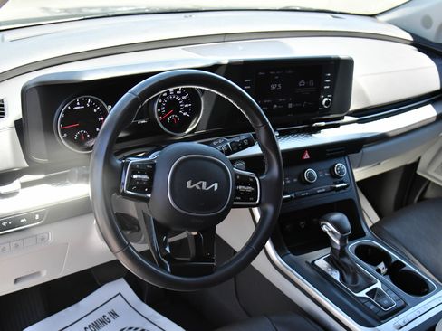 Used 2024 Kia Carnival LX FWD image 16