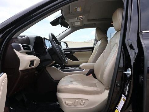 Used 2021 Toyota Highlander Platinum AWD/4WD image 16