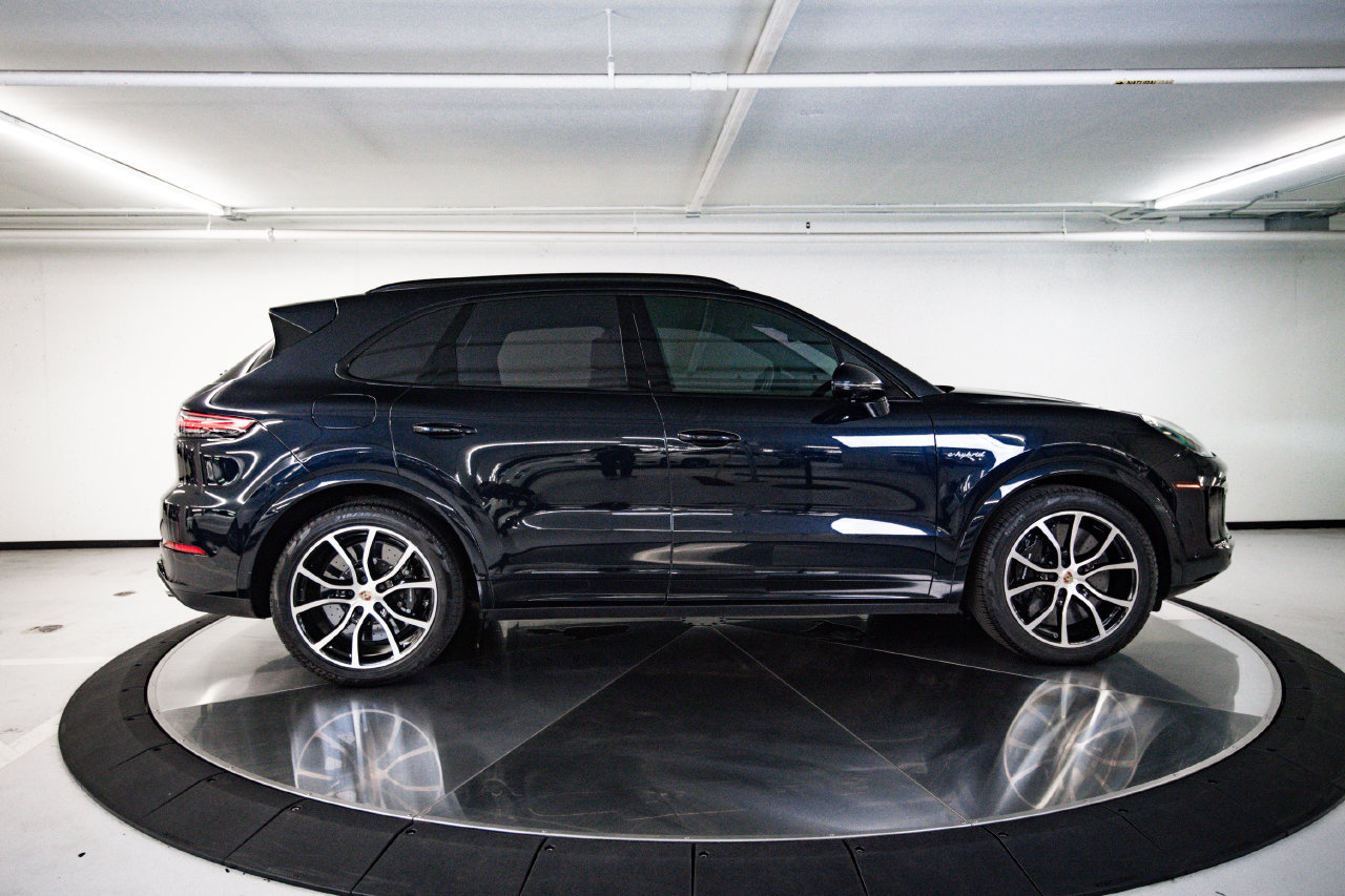Certified 2022 Porsche Cayenne Turbo S AWD/4WD image 8