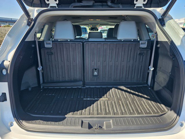 Used 2022 Toyota Highlander XLE AWD/4WD image 19