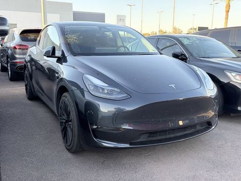 Used 2024 Tesla Model Y Long Range AWD/4WD image 3