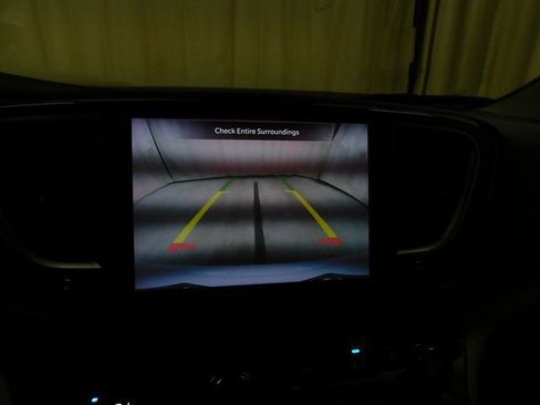 Used 2023 Chrysler Pacifica Touring-L image 29