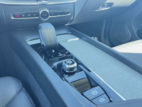 Certified 2025 Volvo XC60 B5 Plus image 22