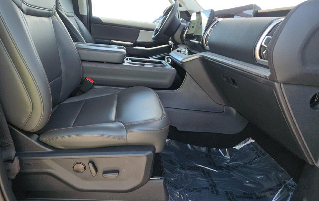 Used 2025 Ford Expedition Active AWD/4WD image 6
