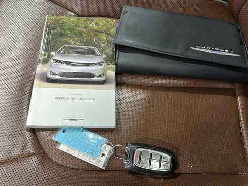 Used 2017 Chrysler Pacifica Limited w/ Tire & Wheel Group FWD image 34