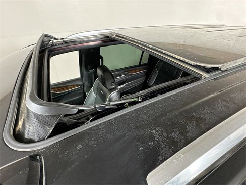 Used 2021 Cadillac Escalade ESV Premium Luxury image 21