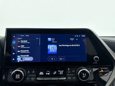 Used 2023 Toyota Highlander XLE FWD image 5
