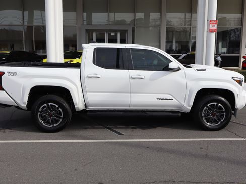 Used 2025 Toyota Tacoma TRD Sport image 11