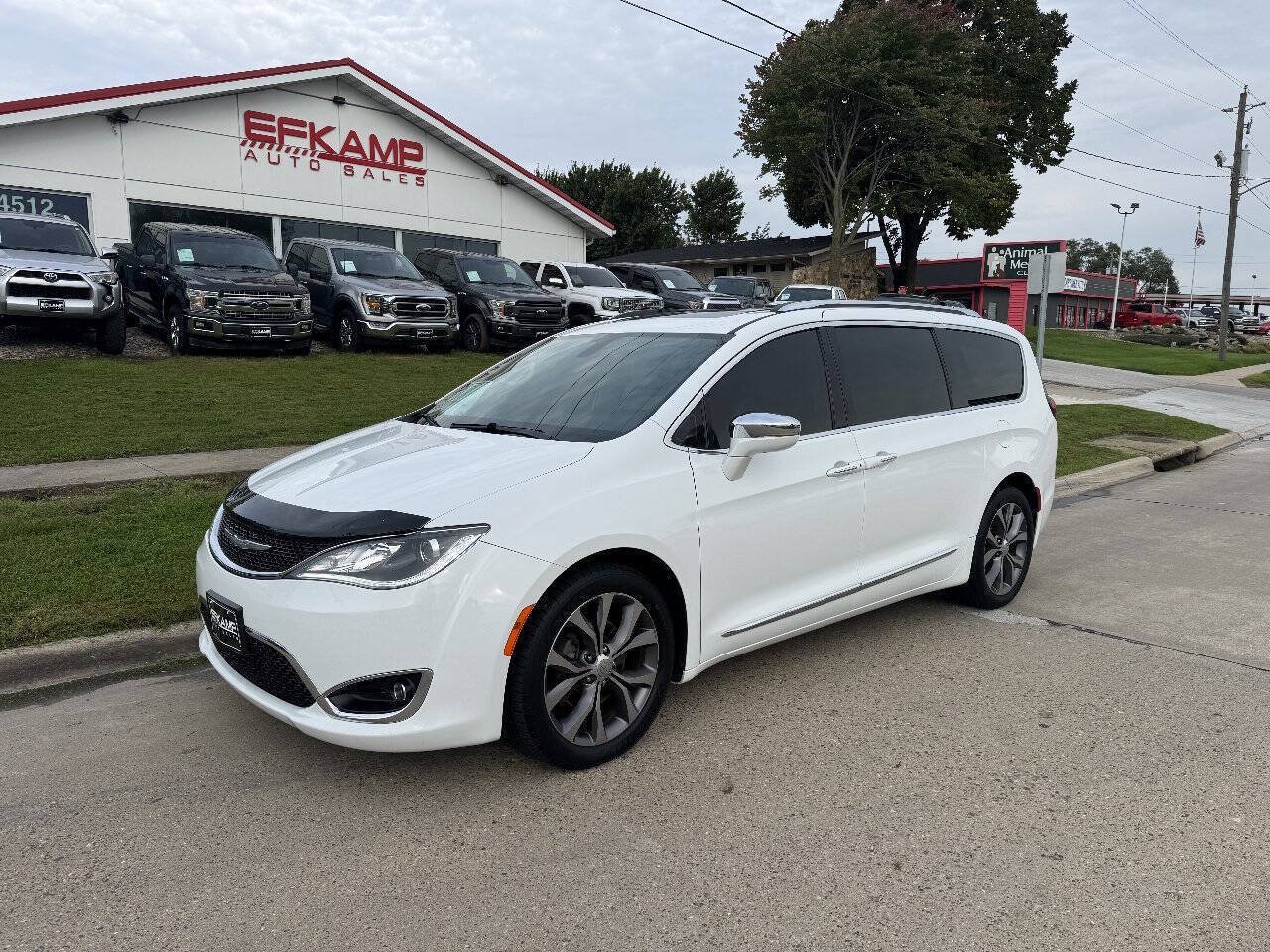 Used 2017 Chrysler Pacifica Limited w/ Tire & Wheel Group FWD image 1