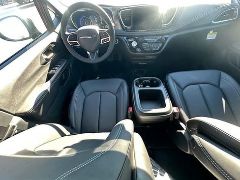 New 2026 Chrysler Pacifica Select image 18