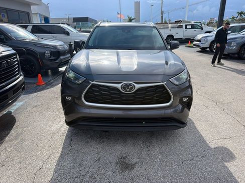 Used 2022 Toyota Highlander XLE AWD/4WD image 2