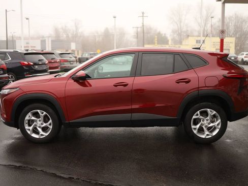 Used 2024 Chevrolet Trax LS w/ LS Convenience Package FWD image 8