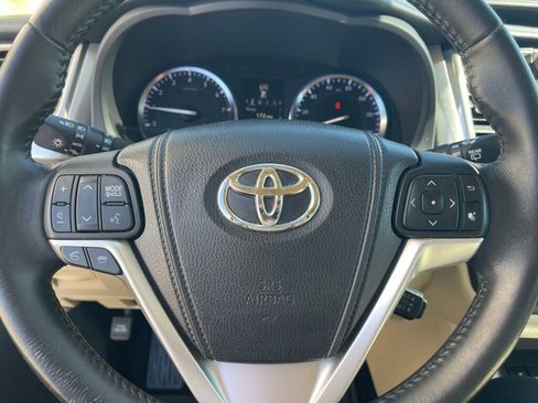 Used 2014 Toyota Highlander XLE FWD image 17