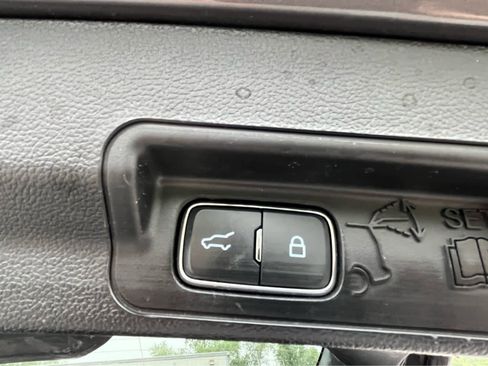 Used 2023 Ford Explorer XLT RWD image 31
