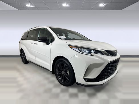 Used 2023 Toyota Sienna XSE image 6