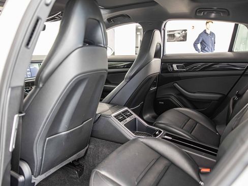 Used 2019 Porsche Panamera image 35
