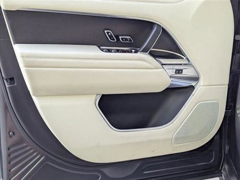 Used 2023 Land Rover Range Rover SE image 9