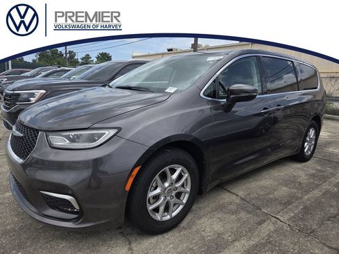 Used 2023 Chrysler Pacifica Touring-L FWD image 1