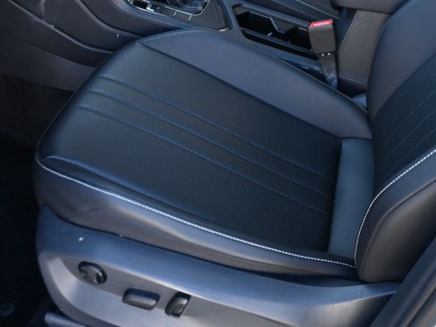 Used 2023 Volkswagen Tiguan SE w/ Panoramic Sunroof Package FWD image 29